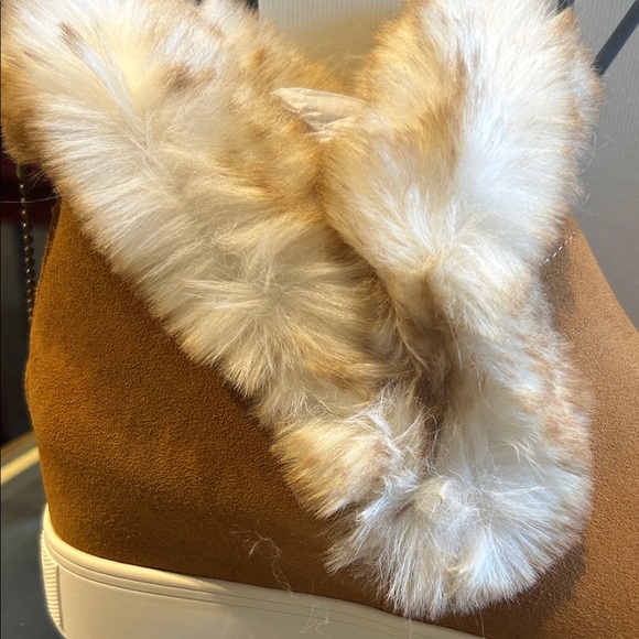 🎁🎄Final Price🎄🎁  J SLIDES Tan Sneakers with Fur Trim NIB - Picture 3 of 8